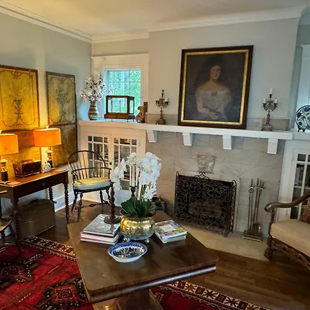 Spacious Central Gardens Home And Carriage House